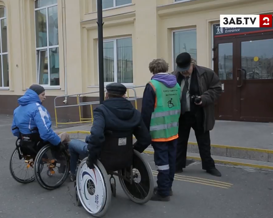 В поселке Карымское особенных посетителей вокзала ждет водопад. Съемочная группа