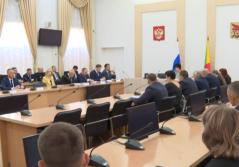 Избранные депутаты Заксобрания 4-го созыва получили удостоверения.