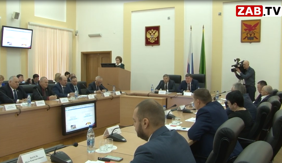 Забайкальские депутаты на внеочередной сессии Заксобрания единогласно одобрили проект президентского закона об индексации пенсий неработающим пенсионерам. Подробности – от ЗабТВ