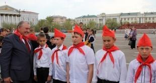 Школьников приняли в ряды пионеров. 24 мая 2016 года