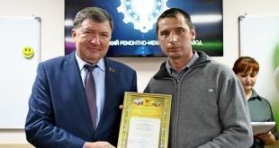 Игорь Лиханов вручил рабочим Черновского ремонтно-механического завода парламентские награды. Декабрь 2019 года