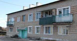 Сергей Михайлов обсуждает с жителями пос. Новопавловка благоустройство дворовой территории. Март 2017 года