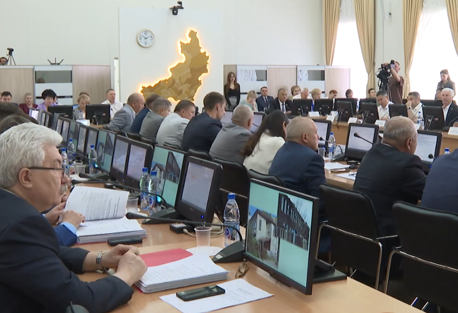 Увеличение выплат педагогам, вознаграждение опекунам: какие законы приняли депутаты Заксобрания Забайкалья – ГТРК «Чита»