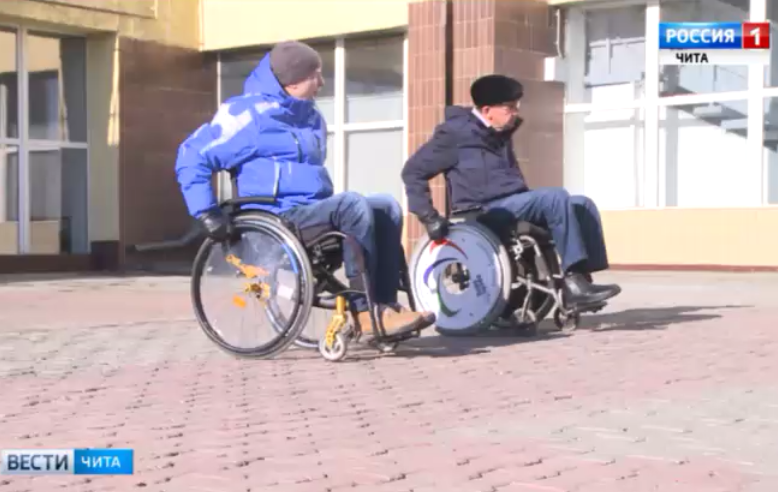 Глава комитета по социальной политике Заксобрания края Андрей Мартынов пересел в инвалидную коляску, чтобы лично проверить степень доступности ж/д вокзала Читы. Репортаж ГТРК