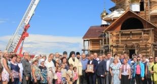 Установка главного купола на строящемся храме в пос. Добротный. 18 августа 2016 года