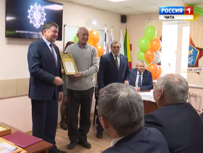 Глава Законодательного Собрания Игорь Лиханов вручил рабочим Черновского ремонтно-механического завода парламентские награды - репортаж ГТРК