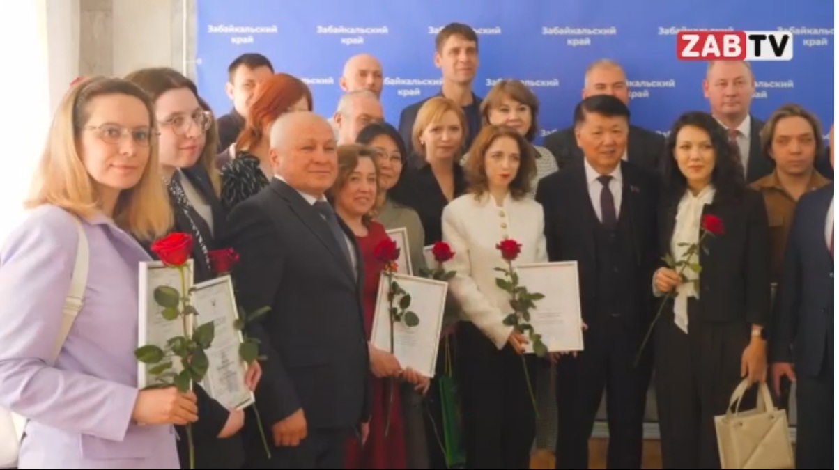 Премии, цветы и подарки - лучшим представителям СМИ края. Сюжет ЗабТВ о победителях конкурса 